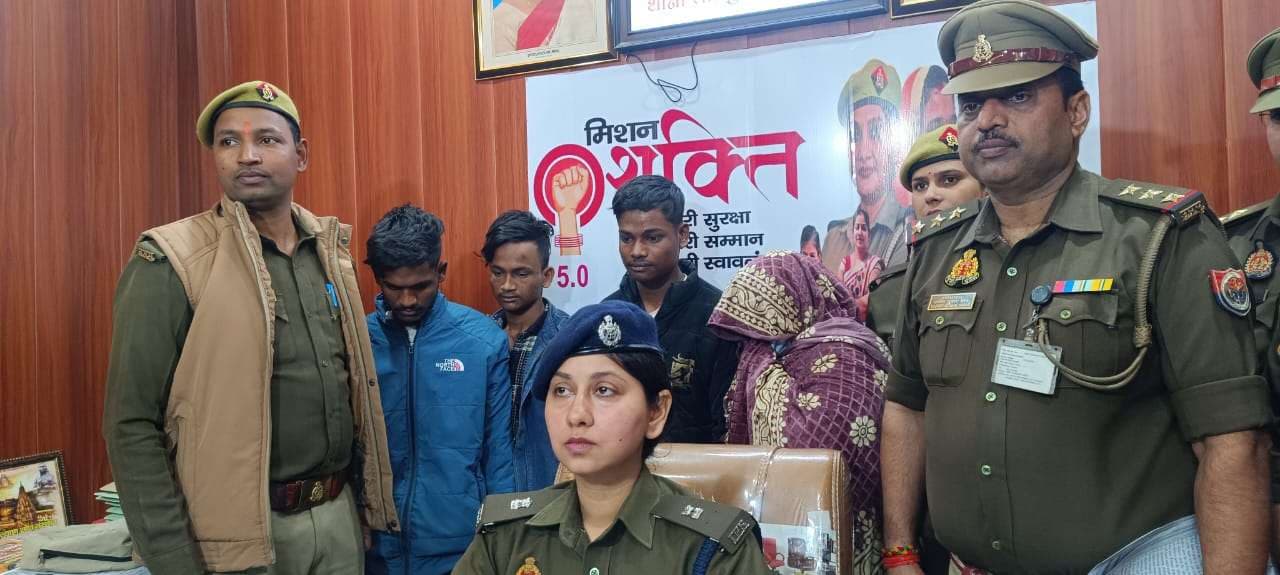 वाराणसी में कई चोरियों का खुलासा, मां-बेटे समेत चार गिरफ्तार