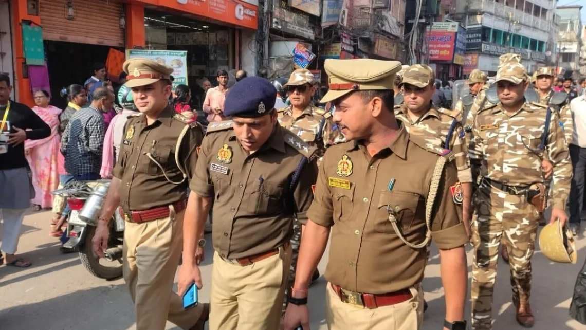 ढांचा विध्वंस की बरसी पर दालमंडी की दुकानें बंद, पुलिस ने किया फुट मार्च