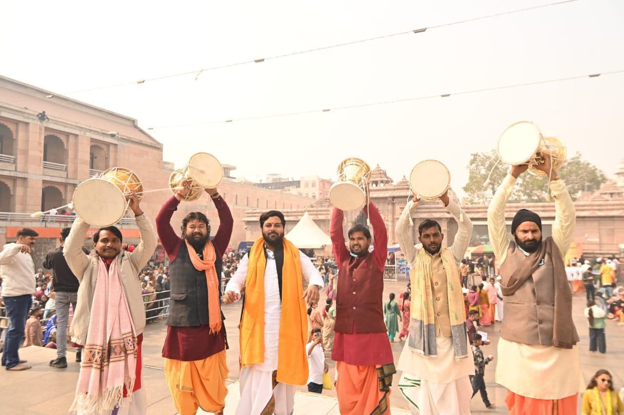 काशी तमिल संगमम के चौथे समूह ने बाबा दरबार में लगाई हाजिरी, दर्शन पाकर मंत्रमुग्ध