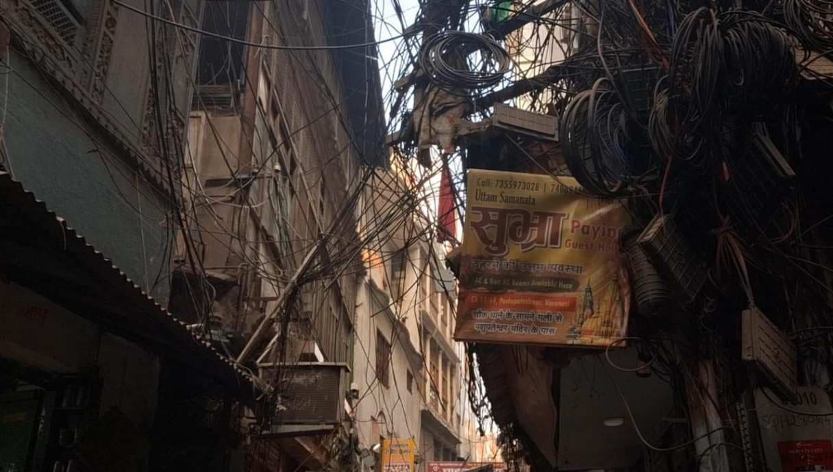ठठेरी बाजार में तारों का अव्यवस्थित जाल बना मुसीबत, अधूरा कार्य से फिर बढ़ी परेशानी...