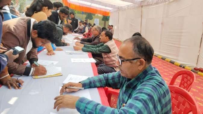 वाराणसी सांसद रोजगार मेले में बड़ी संख्या में उमड़े युवा, 300 कंपनियां ने लगाए शिविर