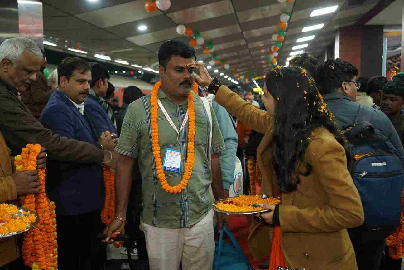 तमिलनाडु से काशी पहुंचा पांचवां दल, डमरू वादन और पुष्पवर्षा के बीच हुआ स्वागत