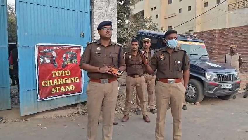 ई रिक्शा चाजिंग सेंटर में एसआईटी की छापेमारी, नशीले कफ सिरप की 30 हजार शीशी बरामद