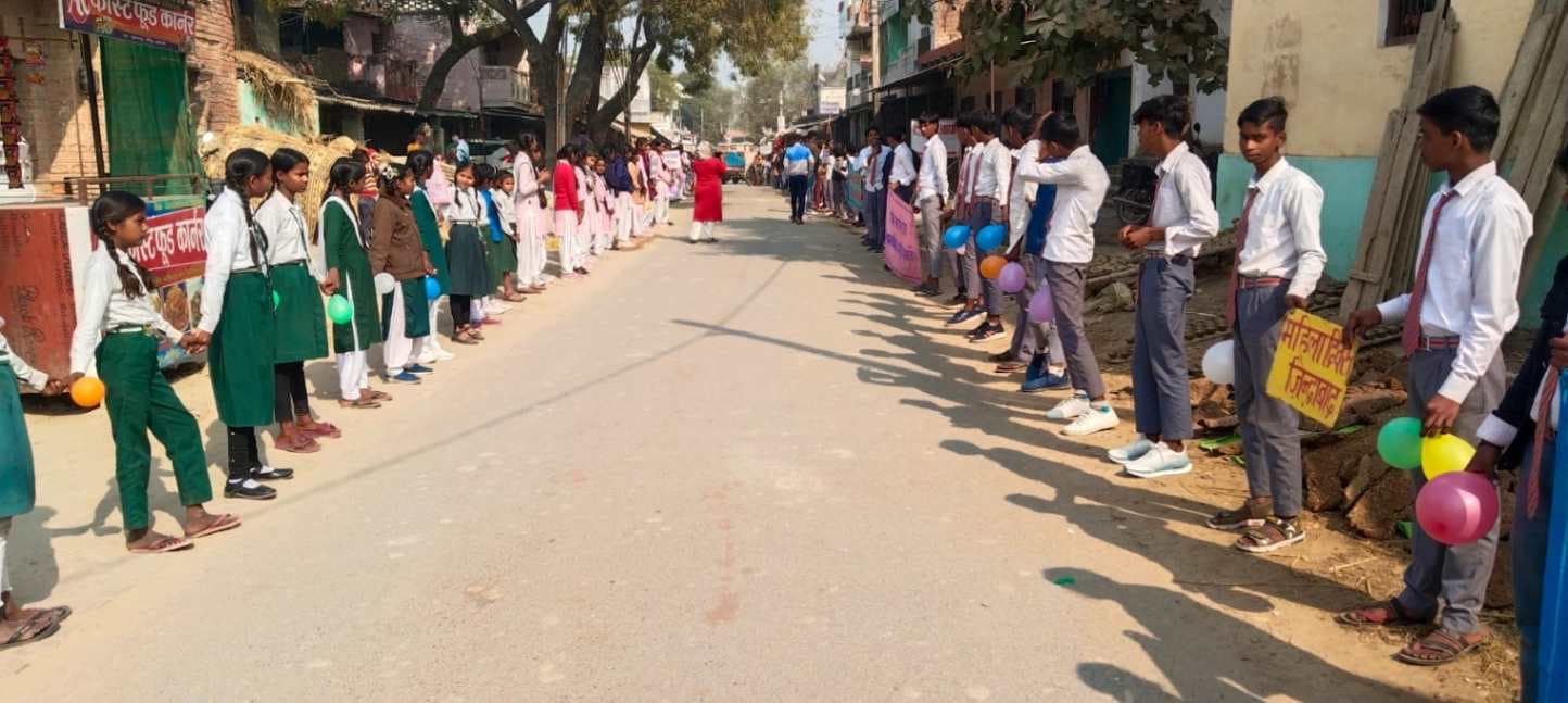 मानवाधिकार दिवस पर मानव श्रृंखला बनाकर मांगा बराबरी का हक, जोरदार प्रदर्शन