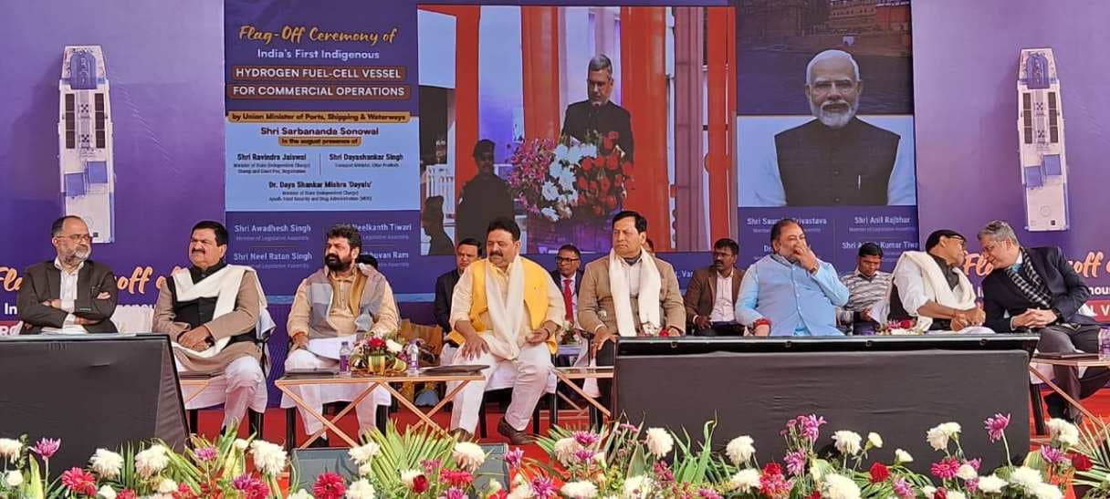 वाराणसी में देश की पहली स्वदेशी हाइड्रोजन यात्री जलयान सेवा शुरू, सर्बानंद सोनोवाल ने दिखाई हरी झंडी