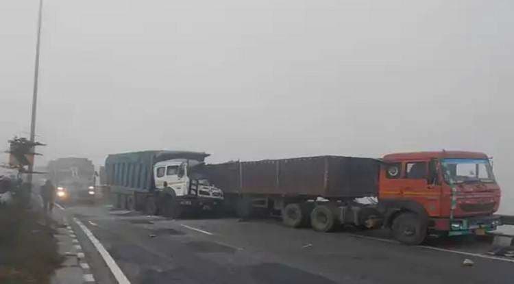 वाराणसी में घने कोहरे में तीन भारी वाहन आपस में टकराए, घंटों यातायात बाधित