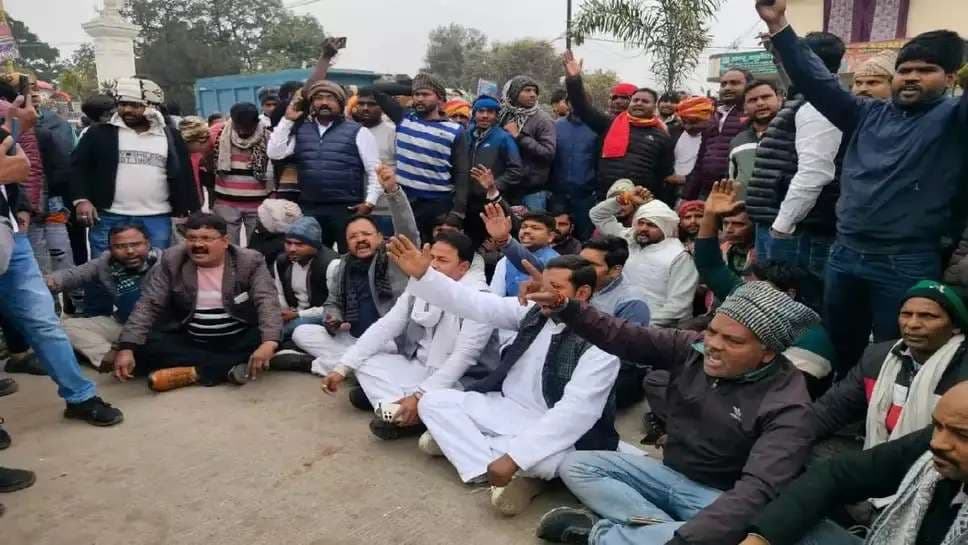 वाराणसी : ग्राम प्रधान को छुड़ाने के लिए थाने पर भाजपा कार्यकर्ताओं का धरना