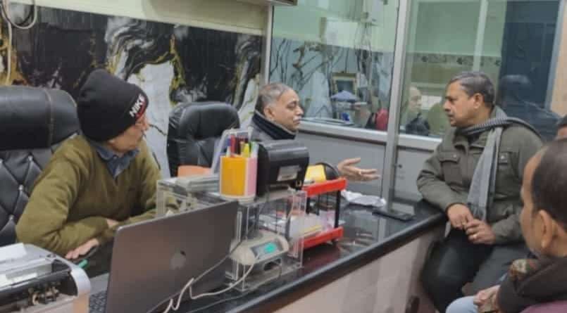 चौक में सराफा प्रतिष्ठान से करोड़ों की चोरी, कर्मचारियों से पूछताछ