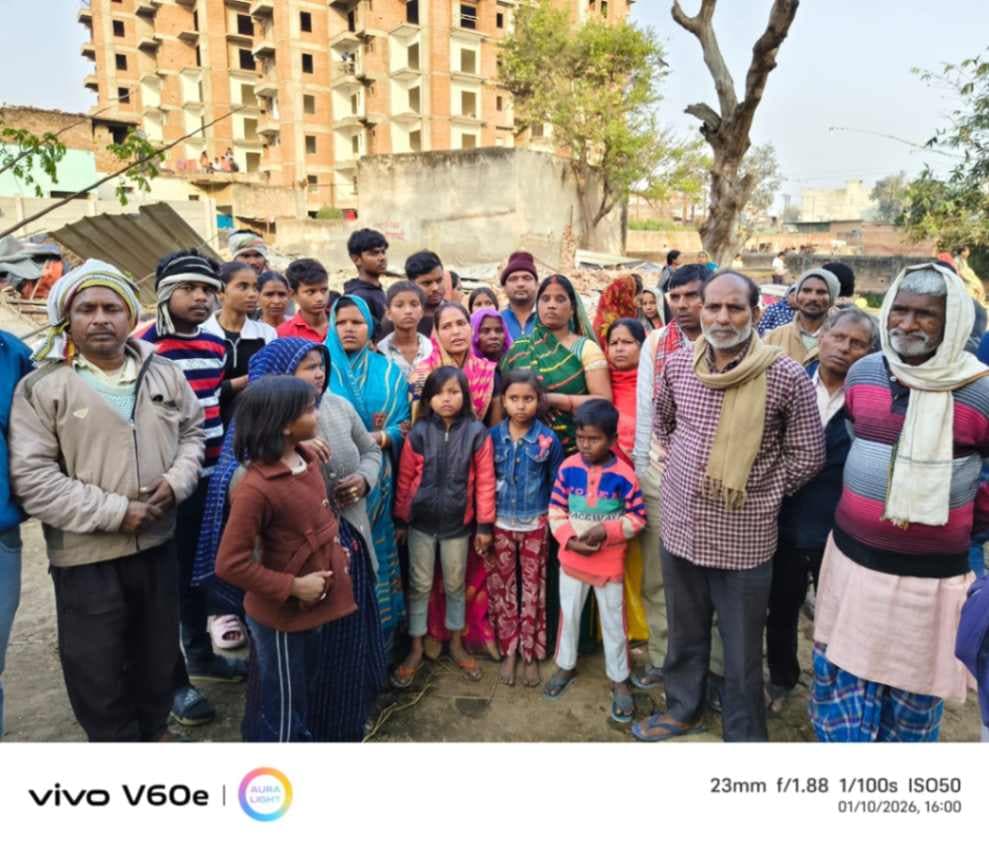 वाराणसी के रोहनिया क्षेत्र में चला बुलडोजर, मिट्टी में मिला दी झोपड़ियां और कच्चे मकान