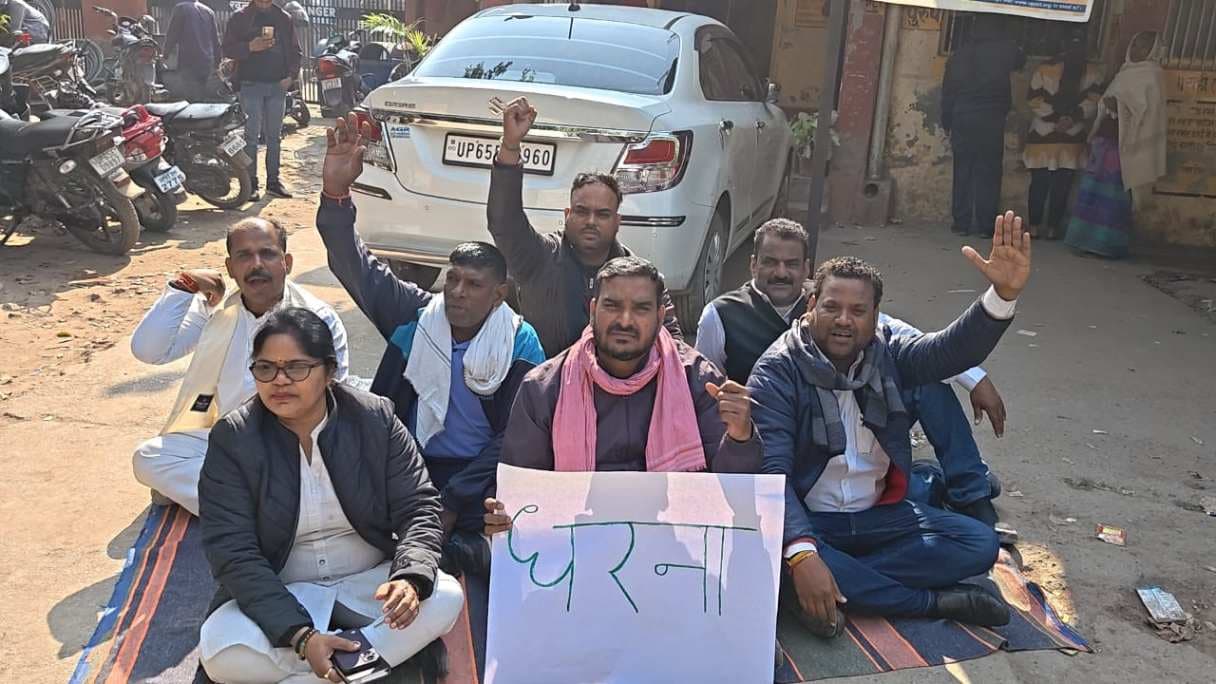 बिजली विभाग की लापरवाही के खिलाफ धरना, एसडीओ ने दिया आश्वासन