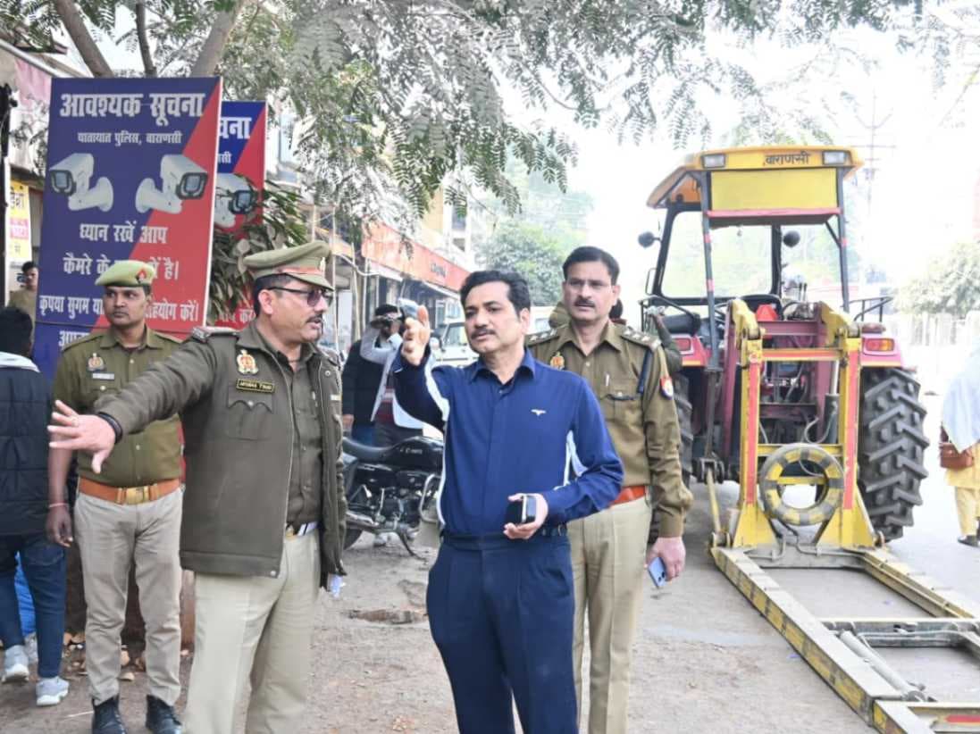 बिना नंबर प्लेट वाहनों और अतिक्रमण करने वालों पर वाराणसी पुलिस की सख्त कार्रवाई
