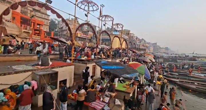 मकर संक्रांति पर लाखों भक्तों ने गंगा में लगाई आस्था की डुबकी, लिया खिचड़ी प्रसाद