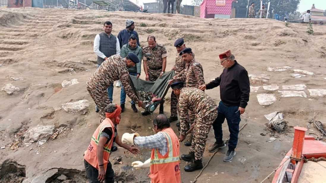 वाराणसी में सीआरपीएफ का घाटों पर सफाई अभियान, गंगा से निकाला कचरा