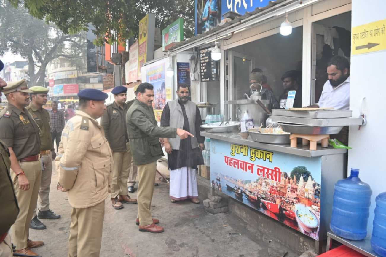 वाराणसी में सड़क पर उतरे पुलिस कमिश्नर, पहलवान लस्सी वाले पर केस