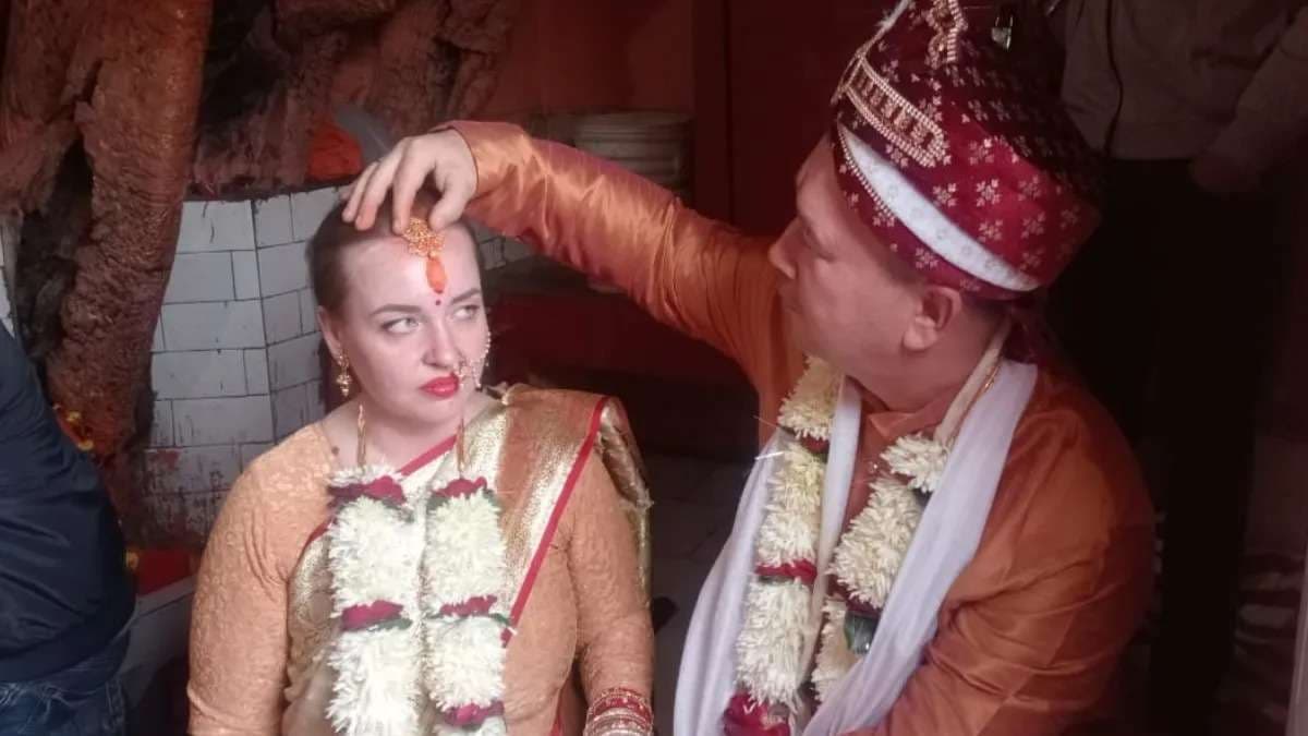 वाराणसी में रशियन जोड़े ने हिंदू रिति रिवाज से की शादी, साथ जीने मरने की खाई कसमें