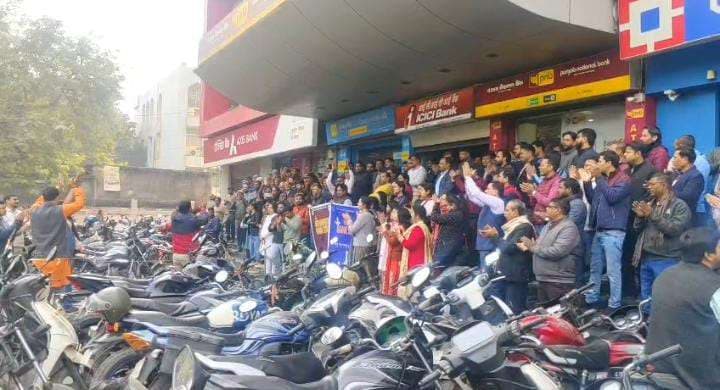 सप्ताह में पांच दिन काम की मांग को लेकर बैंककर्मी हड़ताल पर, करोड़ों के लेनदेन प्रभावित