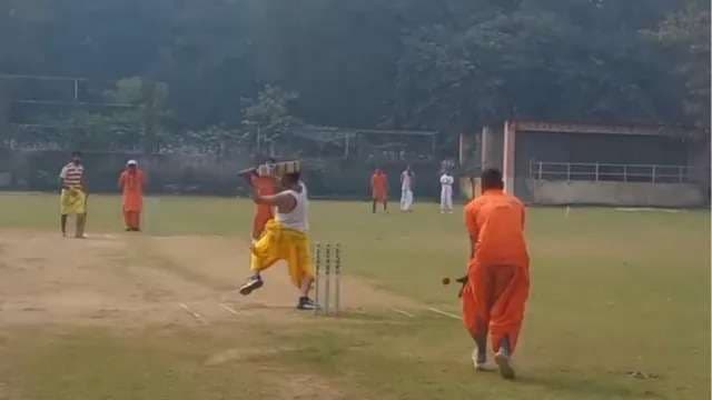 वाराणसी में बटुकों ने कंठी माला और धोती कुर्ता पहनकर खेला क्रिकेट, संस्कृत में कमेंट्री