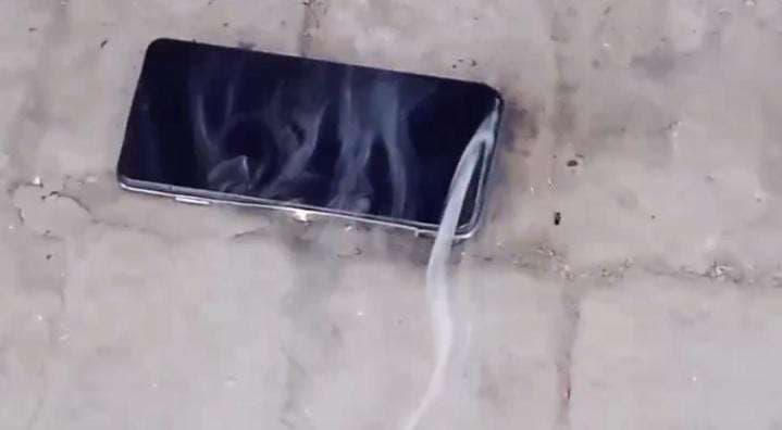 चोलापुर के डाकघर में कर्मी के मोबाइल से निकला धुआं, अफरातफरी