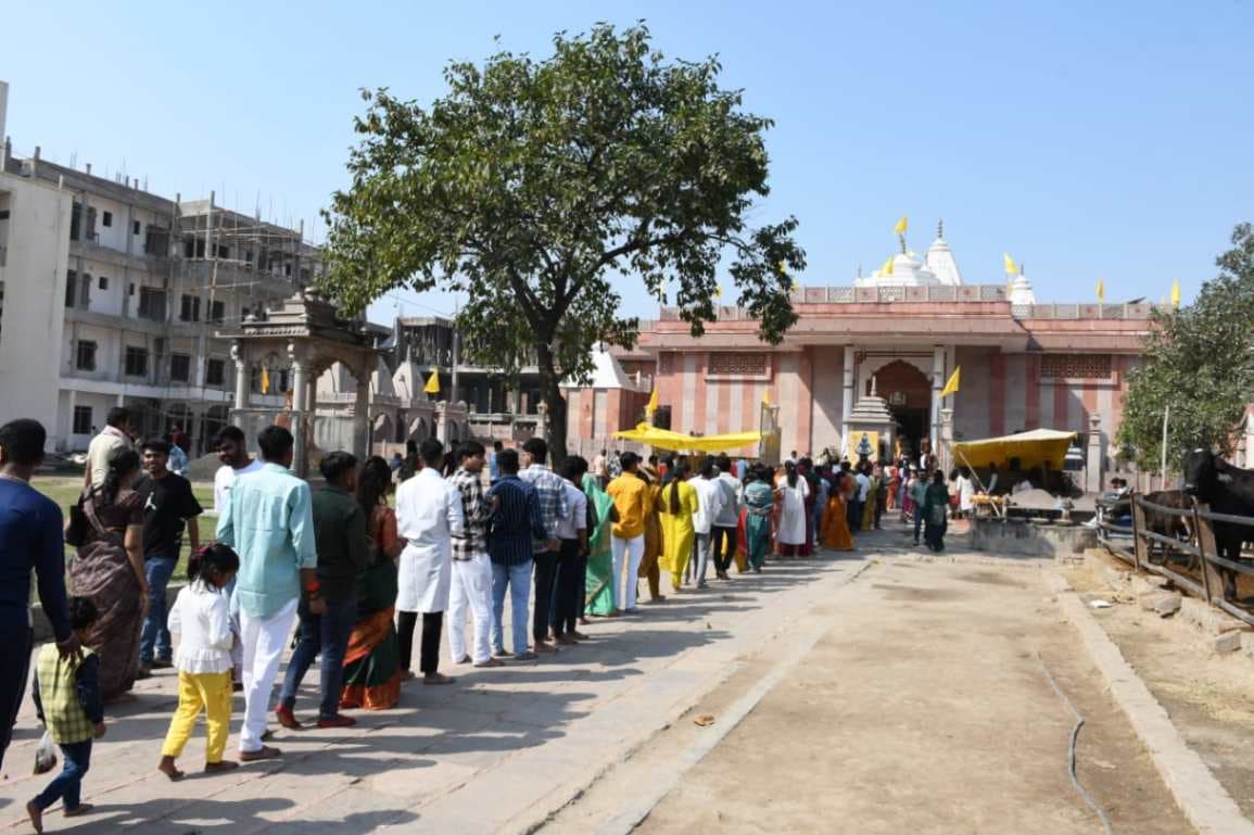 वाराणसी: मणि मंदिर में महाकाल भस्म आरती, 25 क्विंटल ठंडई और 21 हजार केले का भोग