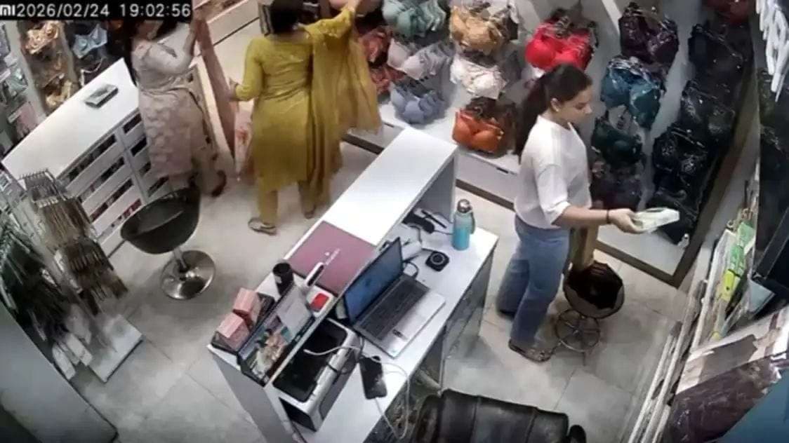 वाराणसी में दुकान से अंडरगारमेंट चुराने का वीडियो वायरल, पुलिस कर रही जांच