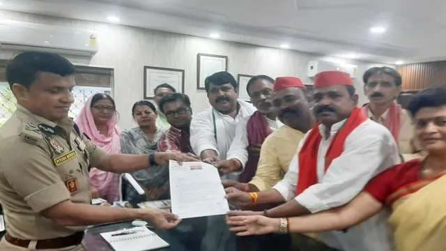 वाराणसी में भी सुनाई दी गाजीपुर हमले की गूंज, सपा नेताओं ने ADG को सौंपा मांगपत्र