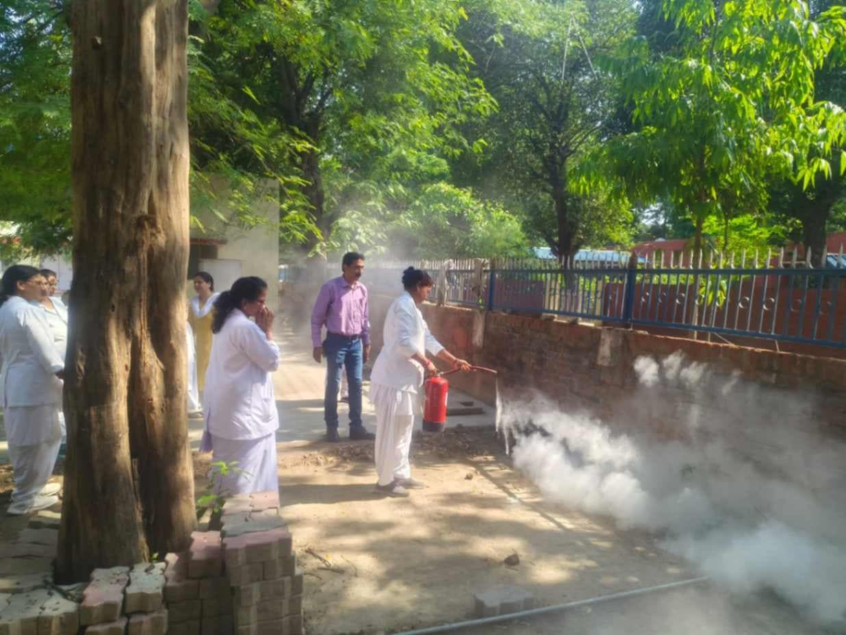 बरेका अस्पताल में ‘फायर सेफ्टी’ पर फोकस, कर्मचारियों को दिया गया लाइव ट्रेनिंग