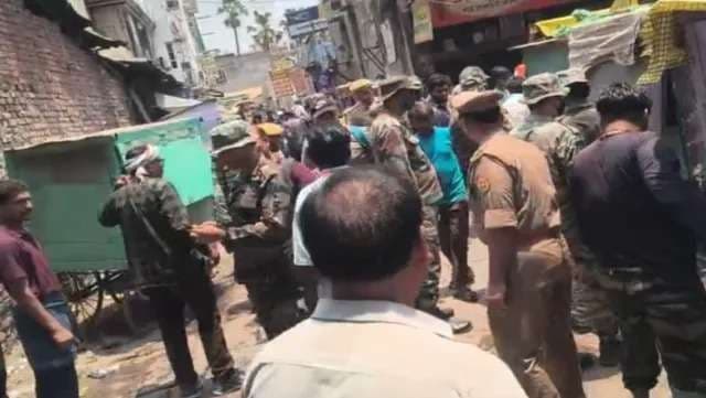 वाराणसी में कैंट स्टेशन के प्रवेश द्वार से अतिक्रमण हटाया, ठेला-खोमचों वालों में अफरा तफरी...