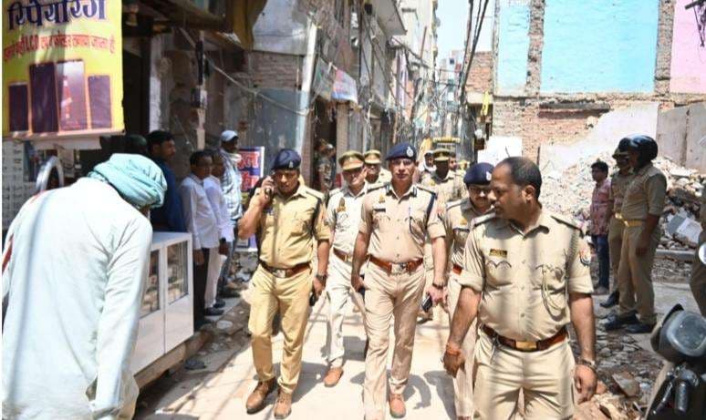 सड़क चौड़ीकरण के बीच दालमंडी में बढ़ाई गई सुरक्षा...