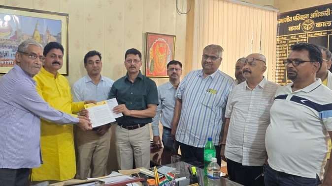 वाराणसी में टूरिस्ट ट्रांसपोर्टरों ने दी हड़ताल की चेतावनी, इन मांगों को लेकर सौंपा ज्ञापन...