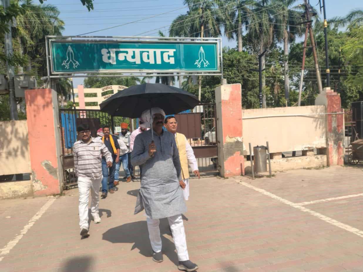 नो फ्यूल डे: महापौर छाता तानकर पैदल चले तो ई-स्कूटी से दफ्तर पहुंचे नगर आयुक्त...