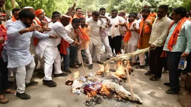 BJP कार्यकर्ताओं ने राहुल गांधी और प्रदेश अध्यक्ष अजय राय का फूंका पुतला, जताया आक्रोश