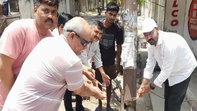 जर्जर खंभे को बदलने के लिए आनोखा प्रदर्शन, बिजली विभाग कर रहा हादसे का इंतजार