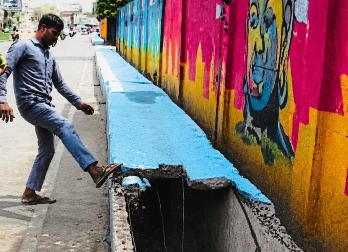 सड़क किनारे बने नाले की गिरी छत, नहीं झेल पाया एक व्यक्ति का वजन...