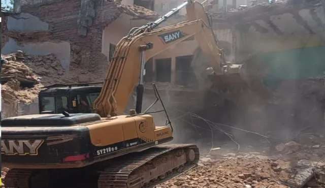 दालमंडी में पोकलैंड से जर्जर मकानों का मलबा हटाना शुरू, भवनों को खाली कराने की हुई मुनादी...