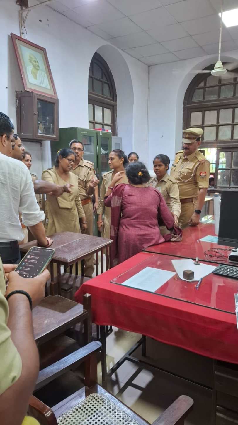वाराणसी में बड़ी चूक, जिला जज की कुर्सी पर बैठी महिला करने लगी यह जिद...