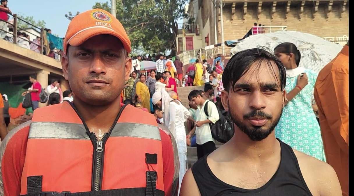 गंगा में डूब रहे युवक की एनडीआरएफ ने बचाई जान, लोगों ने की सराहना...