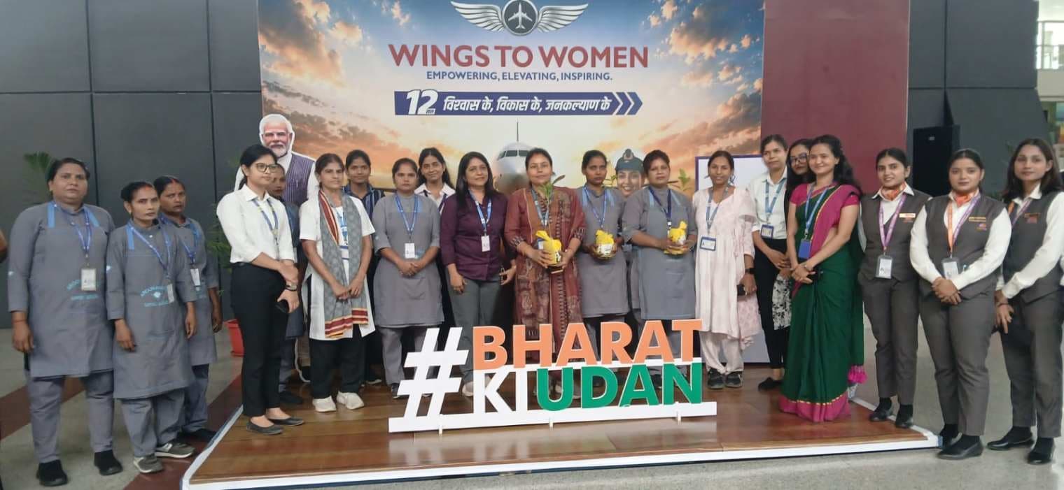 यात्री सुविधा दिवस: वाराणसी एयरपोर्ट पर यात्रियों से संवाद, मांगे सुझाव, गिनाईं उपलब्धियां...