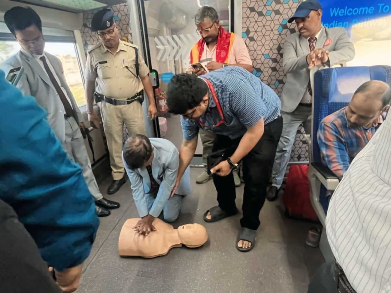 वंदे भारत में गूंजा जीवन बचाने का संदेश, यात्रियों को सिखाई सीपीआर की जीवनरक्षक कला...