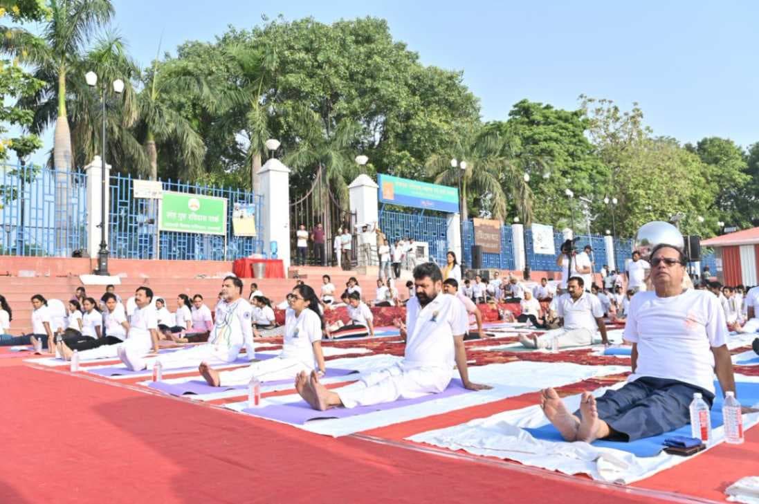 “गंगोत्री से गंगासागर” तक योग का संदेश,वाराणसी के रविदास घाट पर सामूहिक योगाभ्यास...