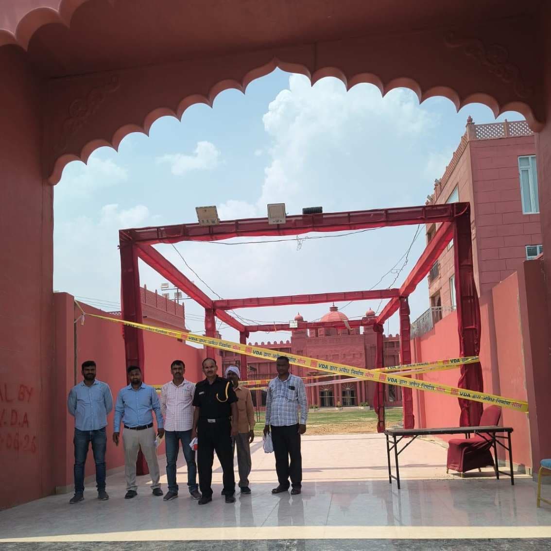 वाराणसी में लाॅन पर विकास प्राधिकरण ने कसा शिकंजा, परिसर किया गया सील...