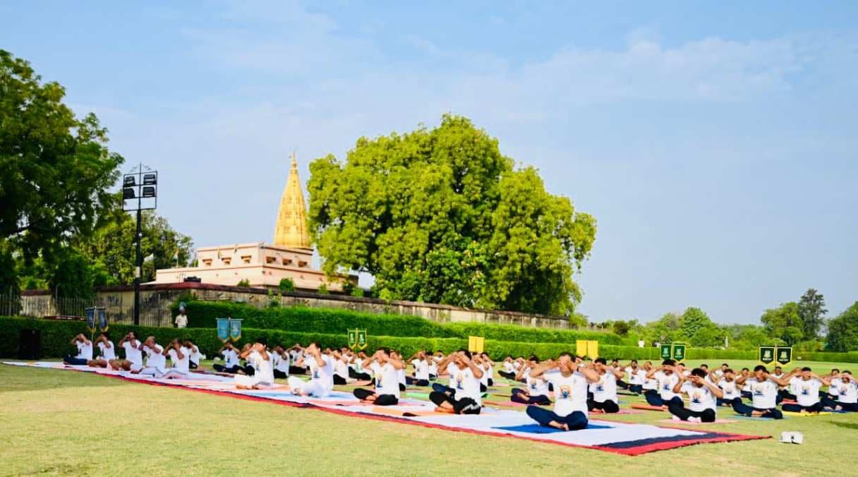 सारनाथ में सीआरपीएफ का योगाभ्यास, मानसिक शांति और एकाग्रता बढ़ाने के लिए लगाया ध्यान...