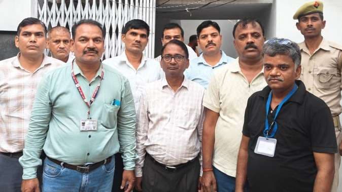 वाराणसी में डीआईसी के सहायक प्रबंधक पांच हजार घूस लेते गिरफ्तार, विजलेंस टीम ने की कार्रवाई...