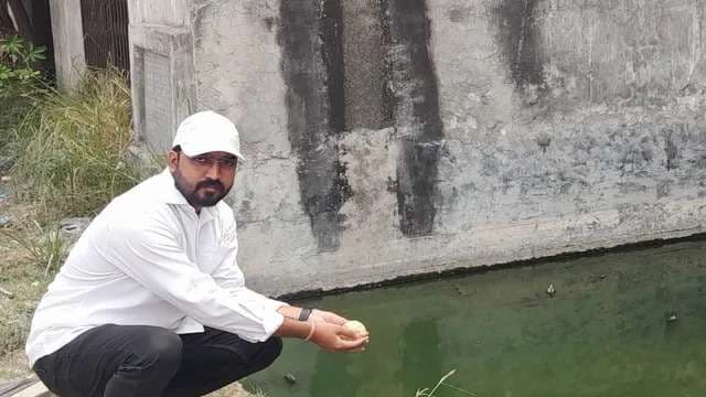 वाराणसी में अनोखा विरोध प्रदर्शन, राम मंदिर चंदा चोरों का नाले में प्रतिकात्मक पिंडदान...