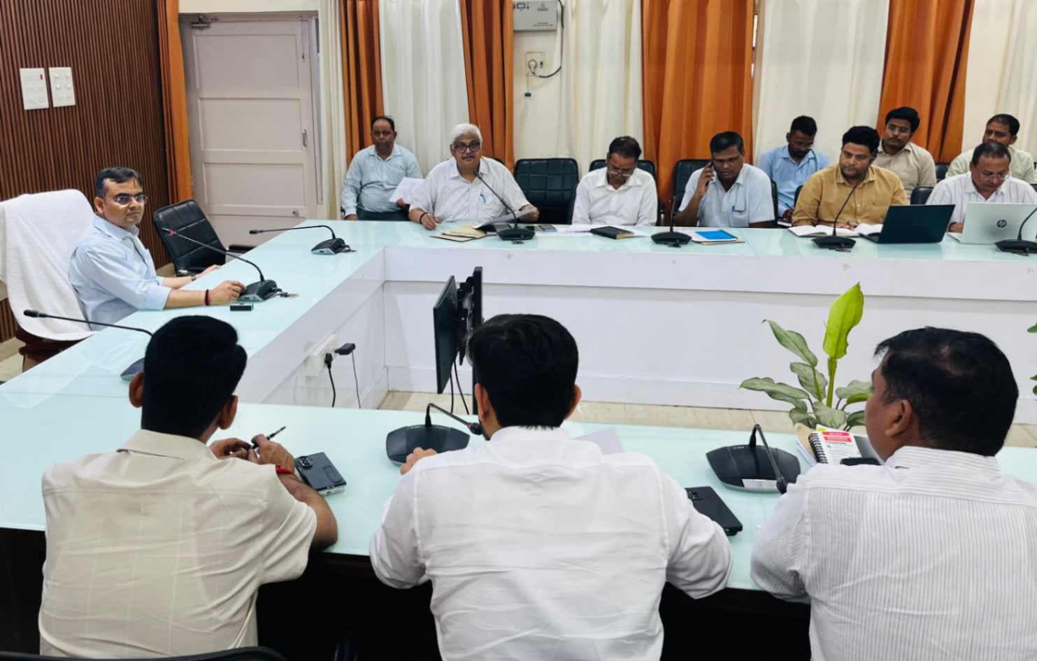 वाराणसी में लाइन लॉस पर डीएम सख्त, अगले पंद्रह दिनों में सुधार नहीं हुआ तो होगी कार्रवाई...