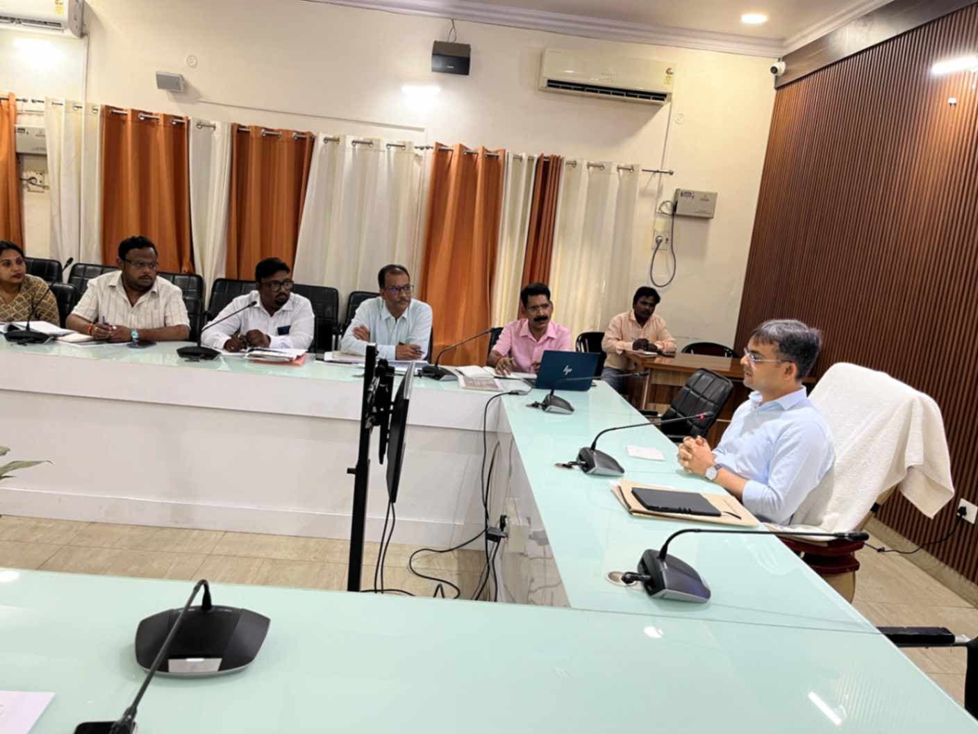 जिलाधिकारी ने कहा समझौते से हल करें जमीन का विवाद, समय से पूरी करें परियोजना ...
