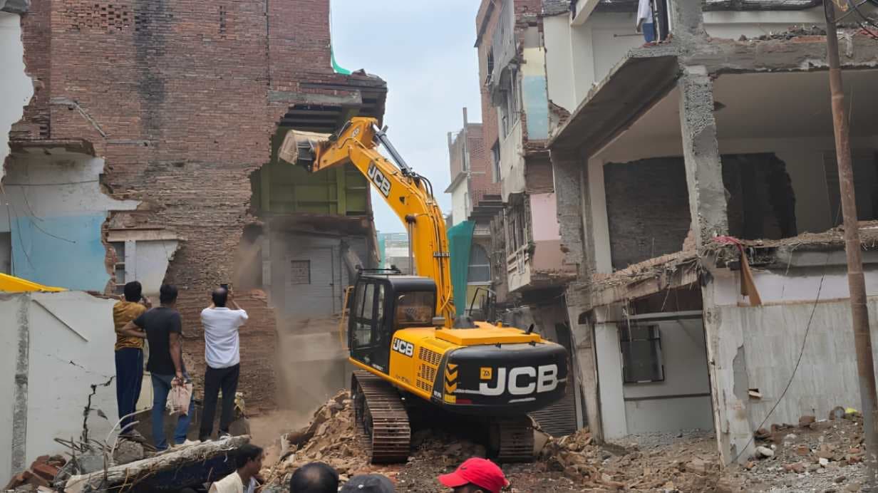 दालमंडी में तीन मकानों के अवैध निर्माण पर चला बुलडोजर, वीडीए की कार्रवाई जारी