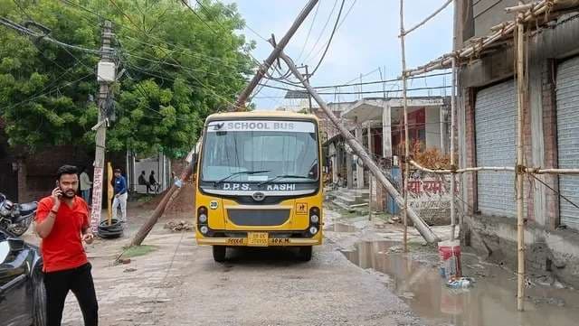 वाराणसी में स्कूल बस पर गिरे बिजली के खंभे, बच्चों को निकाला गया सुरक्षित