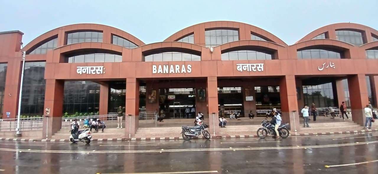 पहली ही बारिश में खुली बनारस रेलवे स्टेशन की व्यवस्थाओं की पोल, प्लेटफॉर्म नंबर 8 पर पंखों और शेड से टपका पानी