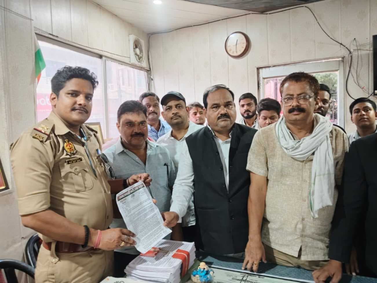 भाजपा सांसद की गिरफ्तारी की मांग, सपा ने दी आंदोलन की चेतावनी, सौंपा प्रार्थना पत्र...