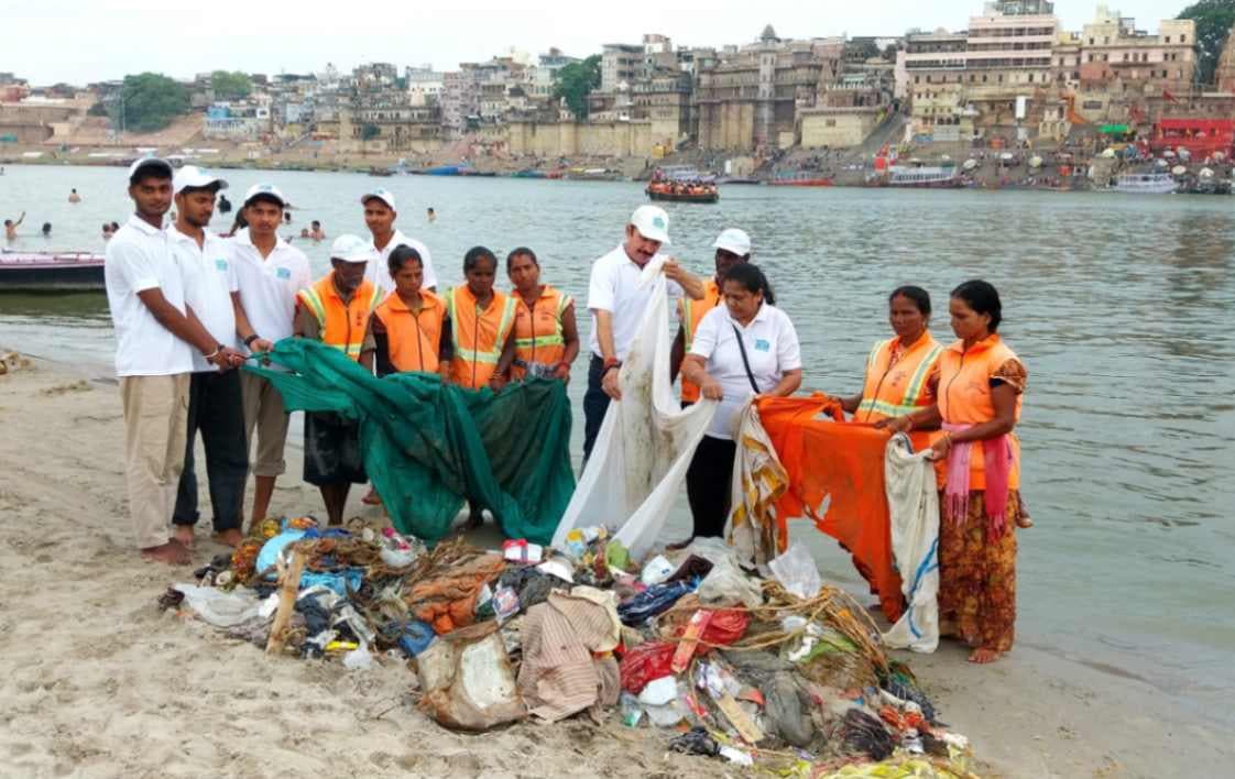 वाराणसी में सावन से पहले गंगा सफाई का महाअभियान, हटाया गया 1 टन कचरा...